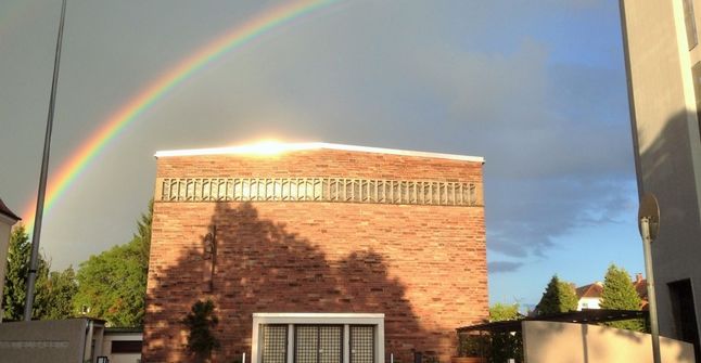 Regenbogen über St. Elisabeth. Gesehen über der St. Elisabethkirche von Gemeindeassistentin Barbara Schneider und Firmbegleiterin Prica Becker mit den Firmbewerbern am Mittwoch, 7. Mai 2014 um 19.45 Uhr nach dem Firmtreffen.